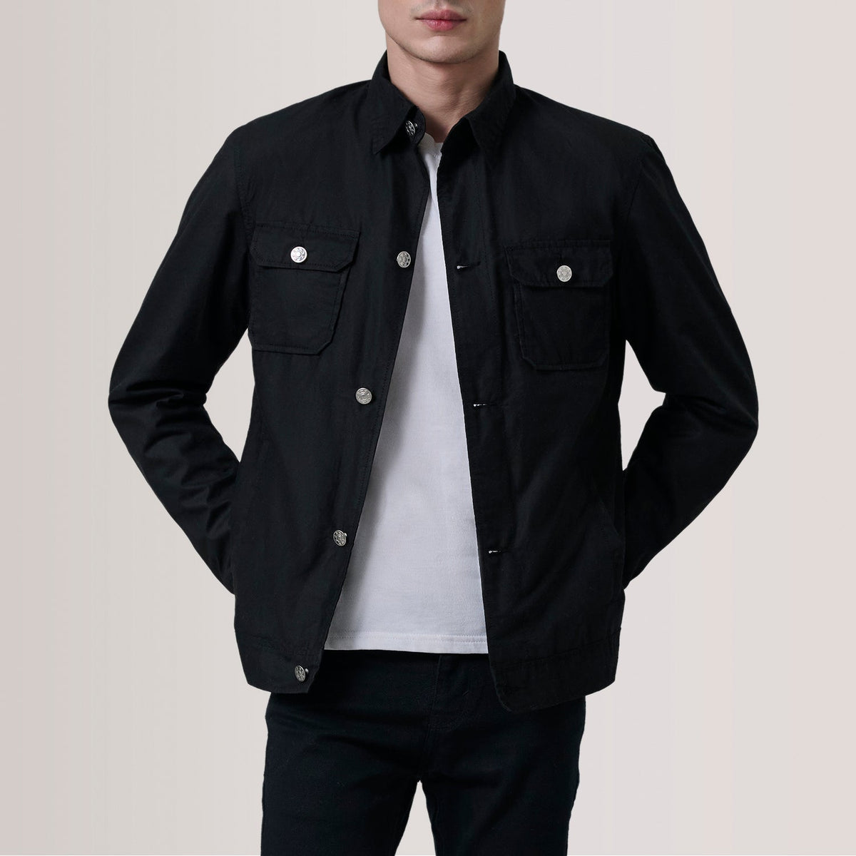 
Irwin Черный Waxed Canvas Field Кожаная куртка для Мужчин For Men in Black Waxed Cotton Canvas - Вид спереди и приталенный силуэт | Купить в официальном онлайн-магазине