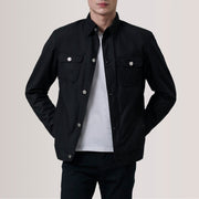 
Irwin Черный Waxed Canvas Field Кожаная куртка для Мужчин For Men in Black Waxed Cotton Canvas - Вид спереди и приталенный силуэт | Купить в официальном онлайн-магазине
