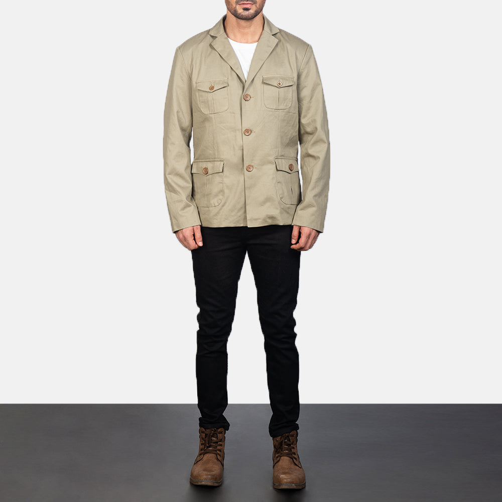 
Kajetan Beige Safari Кожаная куртка для Мужчин - Вид сбоку, демонстрирующий эргономичный крой рукава