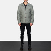 
Kajetan Grey Safari Кожаная куртка для Мужчин - Вид сбоку, демонстрирующий эргономичный крой рукава
