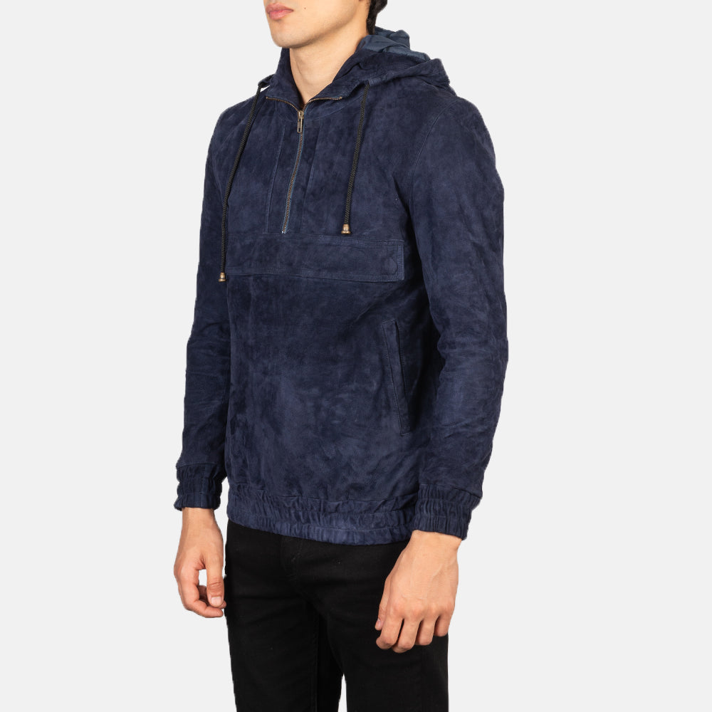 
Как выглядит на человеке:  Kenton Hooded Blue Suede Pullover Jacket на модели — естественные складки при дневном свете