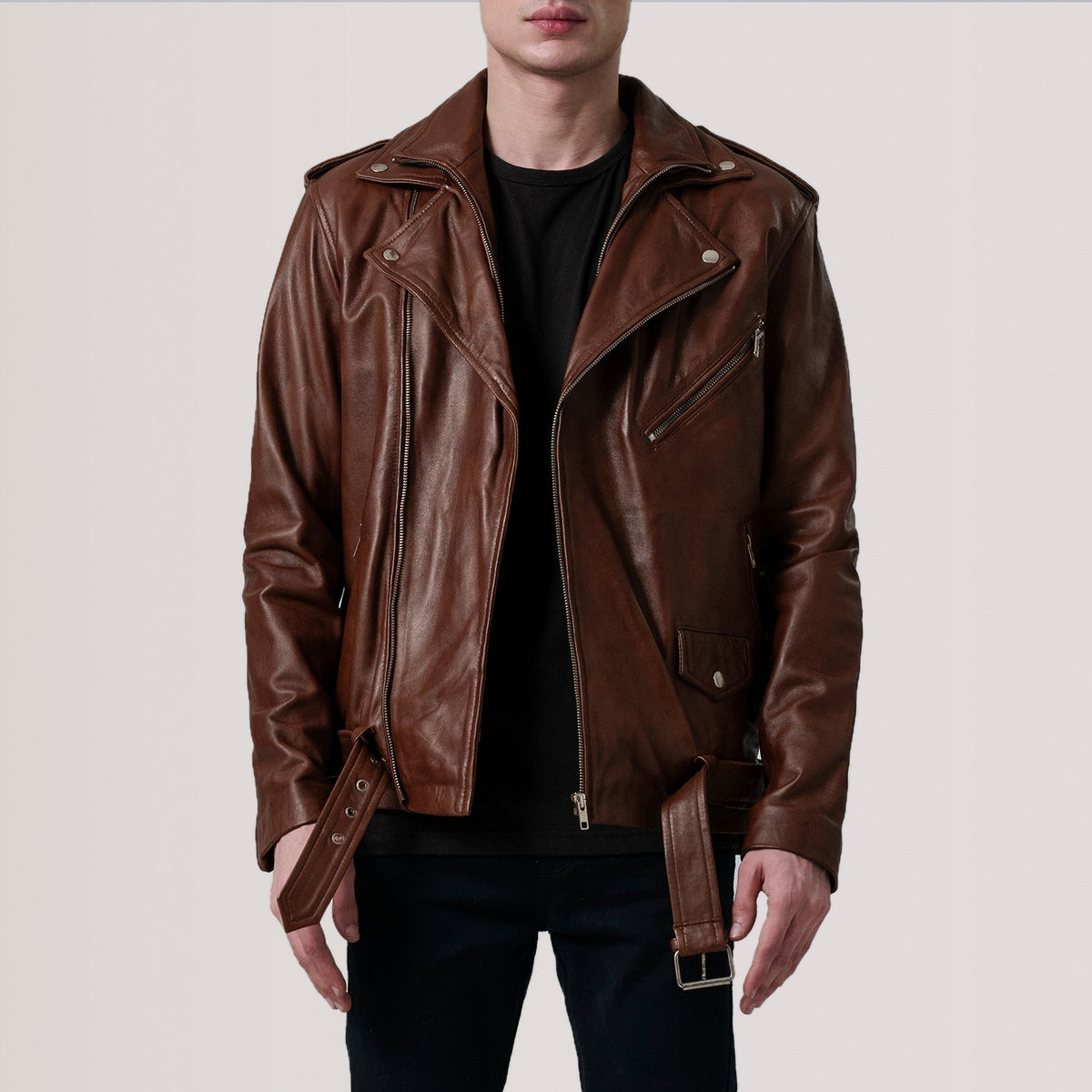 
Kole Waxed Коричневый Leather Double Rider Кожаная куртка для Мужчин in Distressed Brown Sheepskin Burnished - Вид спереди и приталенный силуэт | Купить в официальном онлайн-магазине