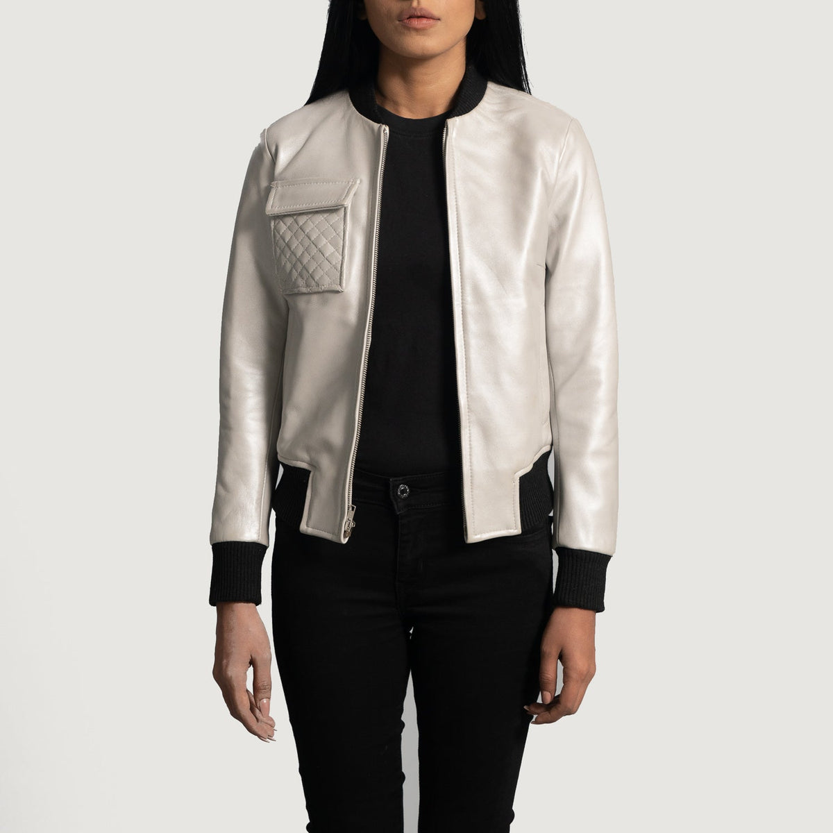 
Lana Silver Кожаный бомбер для Женщин in Silver Sheepskin Leather - Вид спереди и приталенный силуэт | Купить в официальном онлайн-магазине