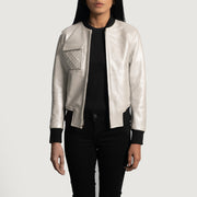 
Lana Silver Кожаный бомбер для Женщин in Silver Sheepskin Leather - Вид спереди и приталенный силуэт | Купить в официальном онлайн-магазине