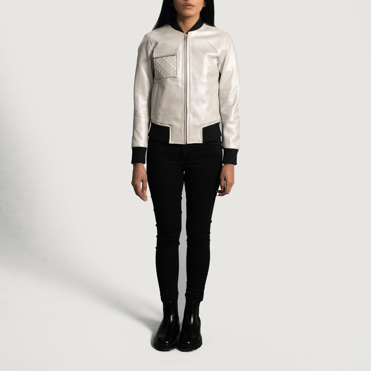 
Крупный план деталей of Varsity & Zipper Hardware on Lana Silver Кожаный бомбер для Женщин