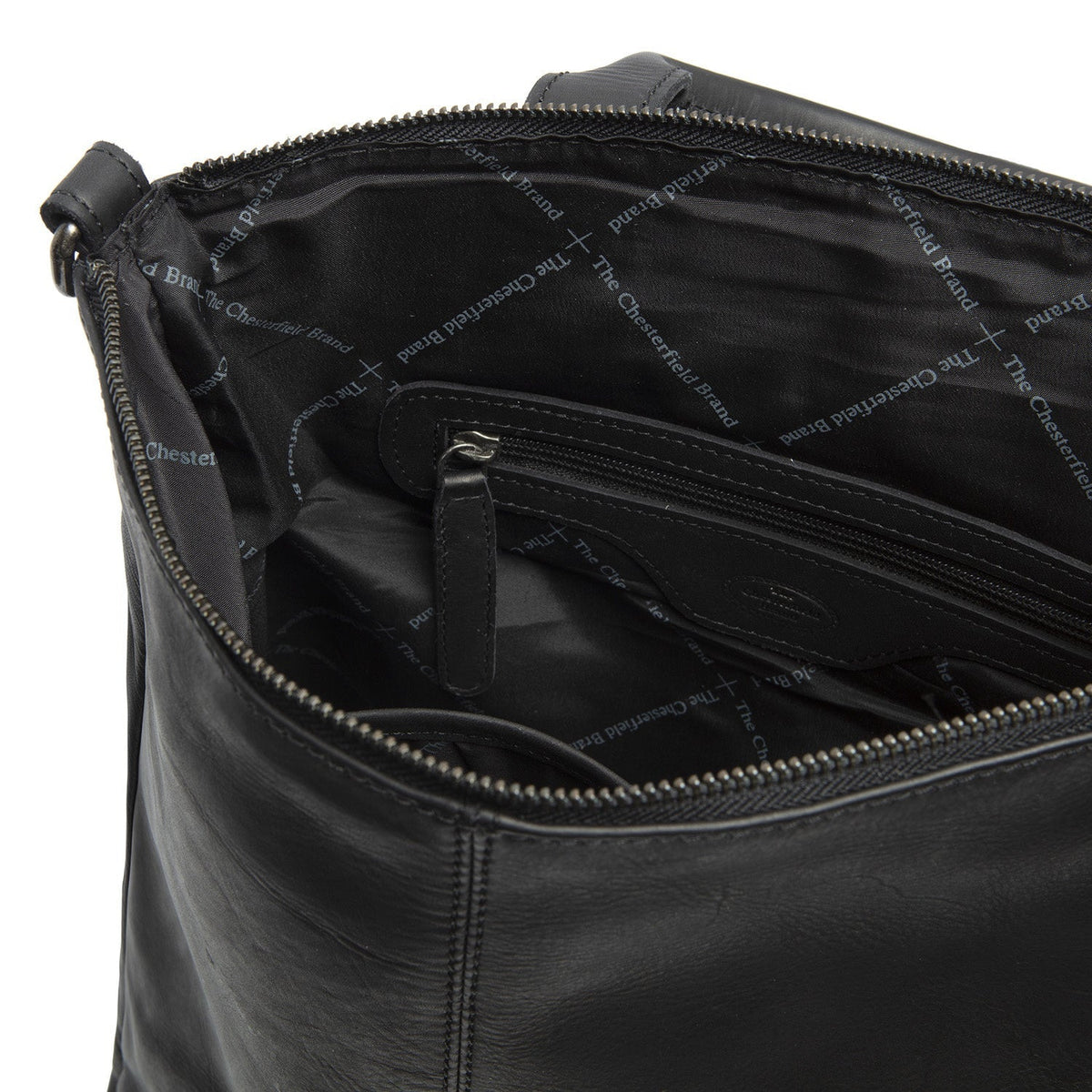 
Solid Antique Brass Hardware & Heavy-Duty Dual Zipper Detail on Manchester Цельнозерновая кожа Backpack
