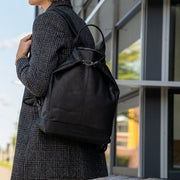 
Classic 100% Full-Grain leather Backpack - Вид сзади с усиленными кожаными ремнями и прострочкой