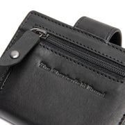 
Solid Antique Brass Hardware & Heavy-Duty Dual Zipper Detail on Barrea Цельнозерновая кожа Картхолдер