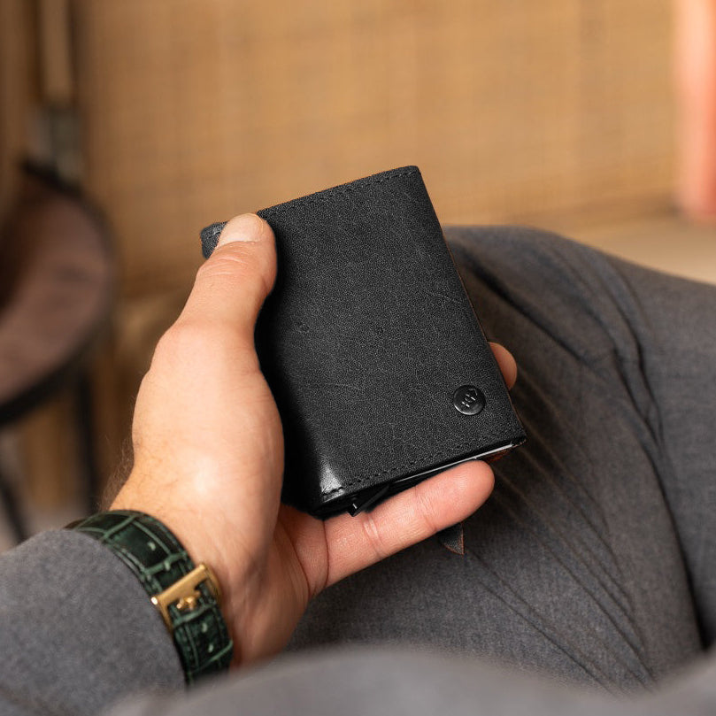 
Classic 100% Full-Grain Leather Card Holder - Вид сзади с усиленными кожаными ремнями и прострочкой