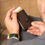 
Classic 100% Full-Grain Leather Card Holder - Вид сзади с усиленными кожаными ремнями и прострочкой