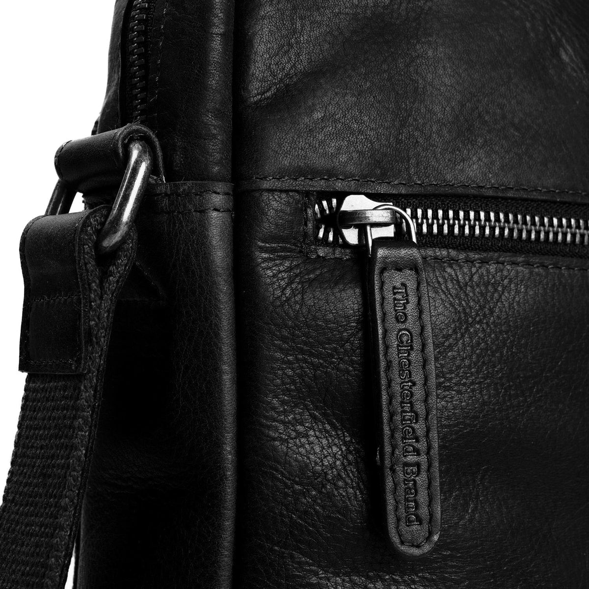 
Solid Antique Brass Hardware & Heavy-Duty Dual Zipper Detail on Dessau Кожаная сумка-кроссбоди
