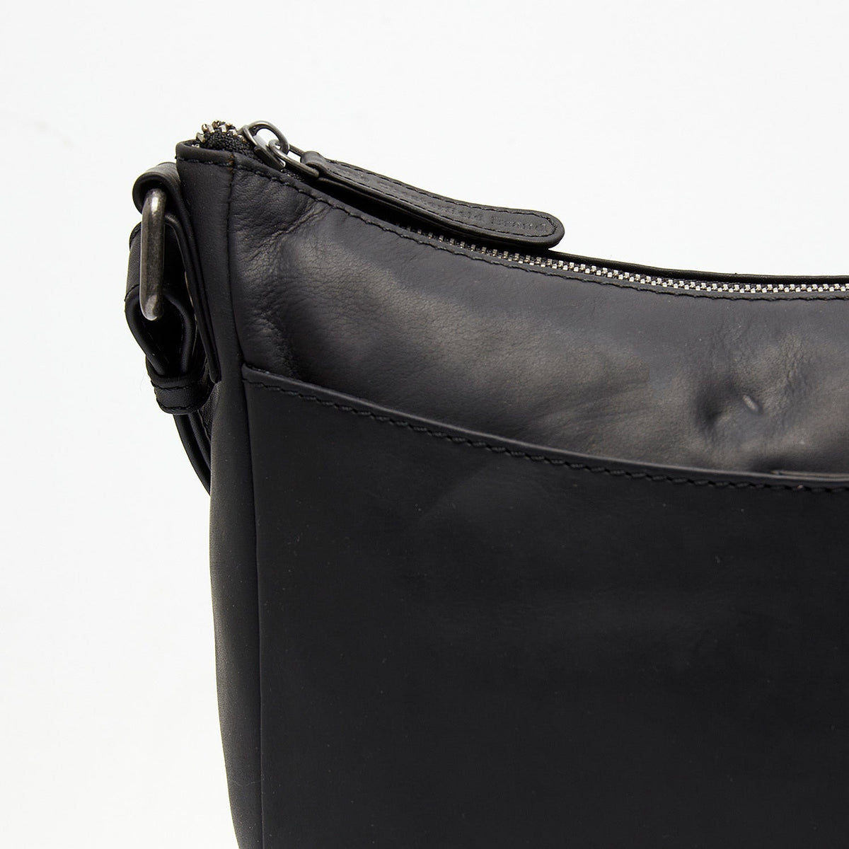 
Classic 100% Full-Grain leather Bag - Вид сзади с усиленными кожаными ремнями и прострочкой