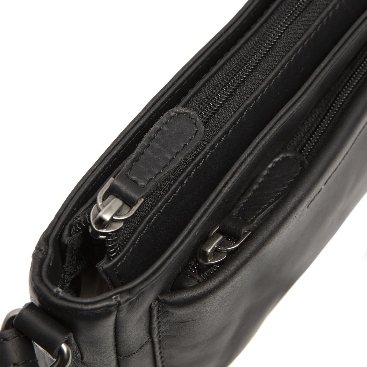
Solid Antique Brass Hardware & Heavy-Duty Dual Zipper Detail on Southampton Кожаная сумка-кроссбоди