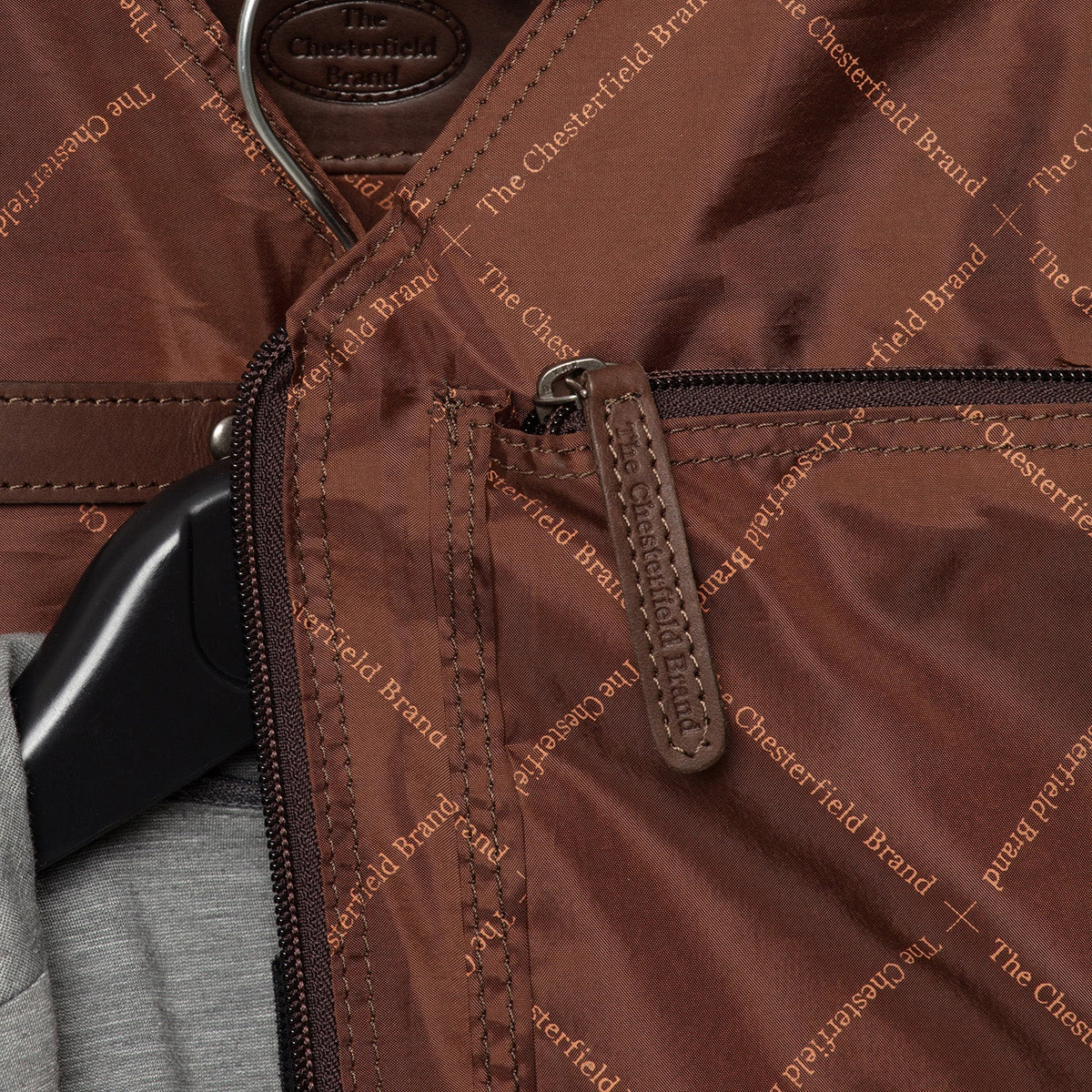 
Вид подкладки Showing Quilted Viscose Lining & Два функциональных внутренних кармана
