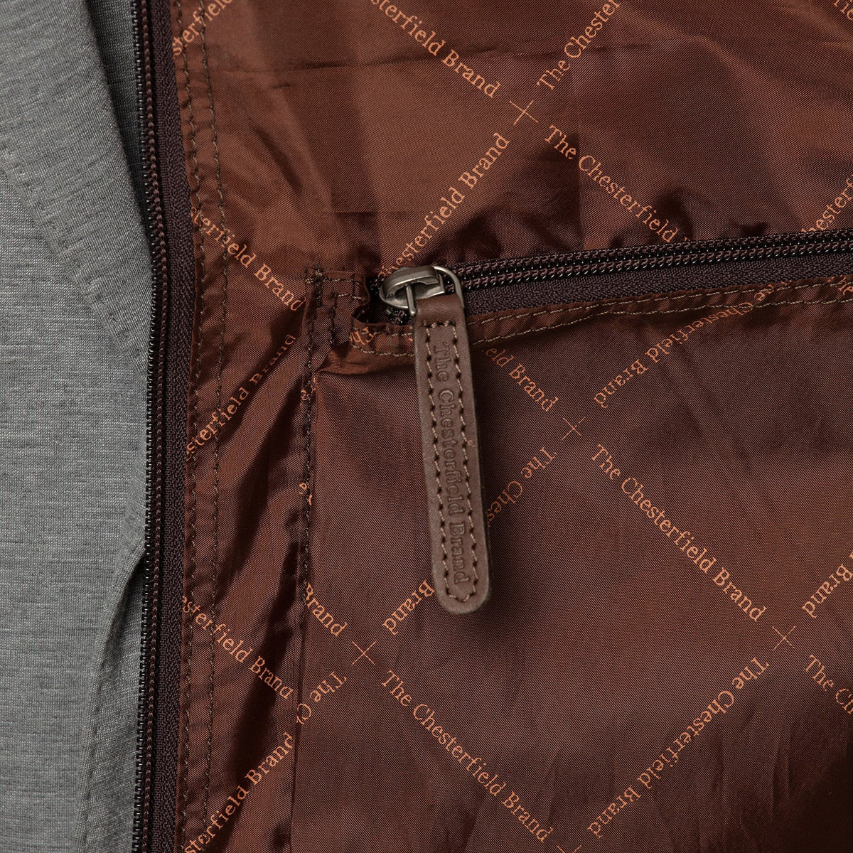 
Как выглядит на человеке:  Leather Garment Bag Josh на модели — естественные складки при дневном свете