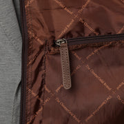 
Как выглядит на человеке:  Leather Garment Bag Josh на модели — естественные складки при дневном свете
