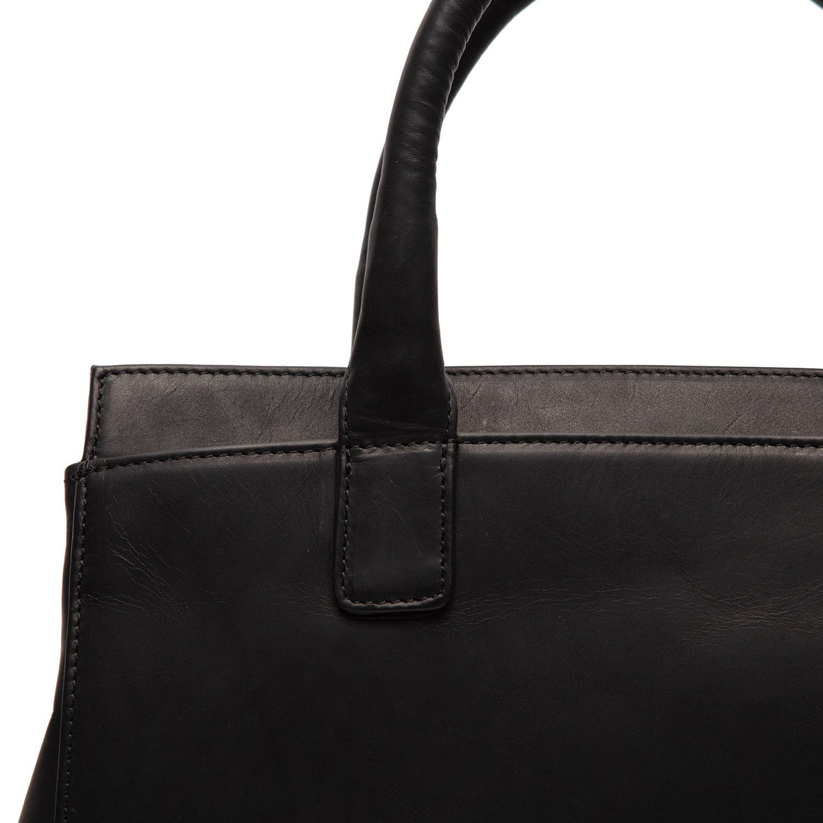 Крупный план деталей of Classic Collar & Heavy-Duty Zipper Hardware on Garda Full-Grain Leather Handbag