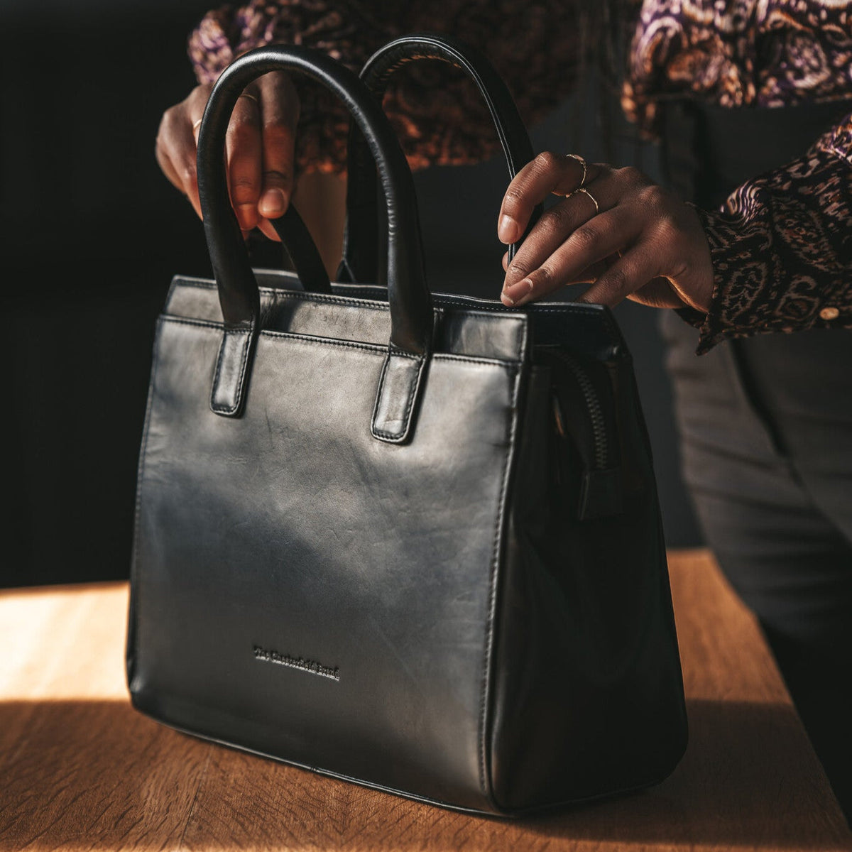 Garda Full-Grain Leather Handbag - Вид сбоку, демонстрирующий эргономичный крой рукава