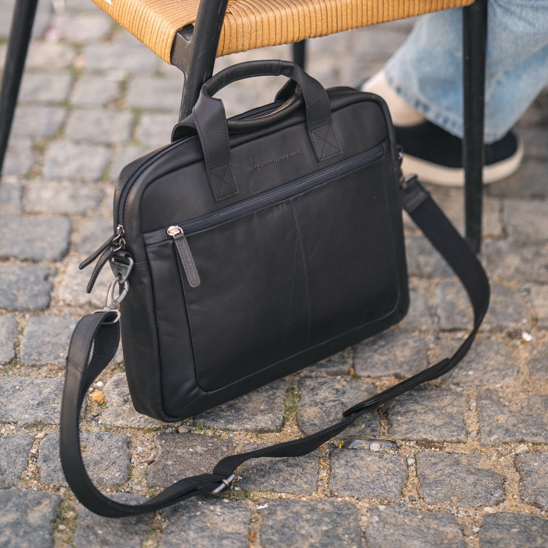
Classic 100% Full-Grain leather Briefcase - Вид сзади с усиленными кожаными ремнями и прострочкой