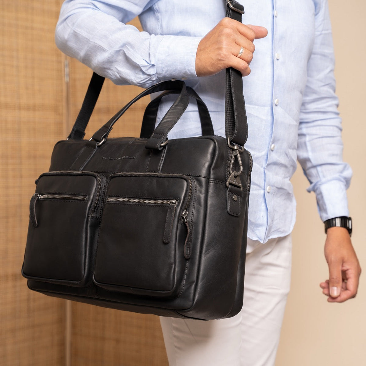 
Classic 100% Full-Grain leather Briefcase - Вид сзади с усиленными кожаными ремнями и прострочкой