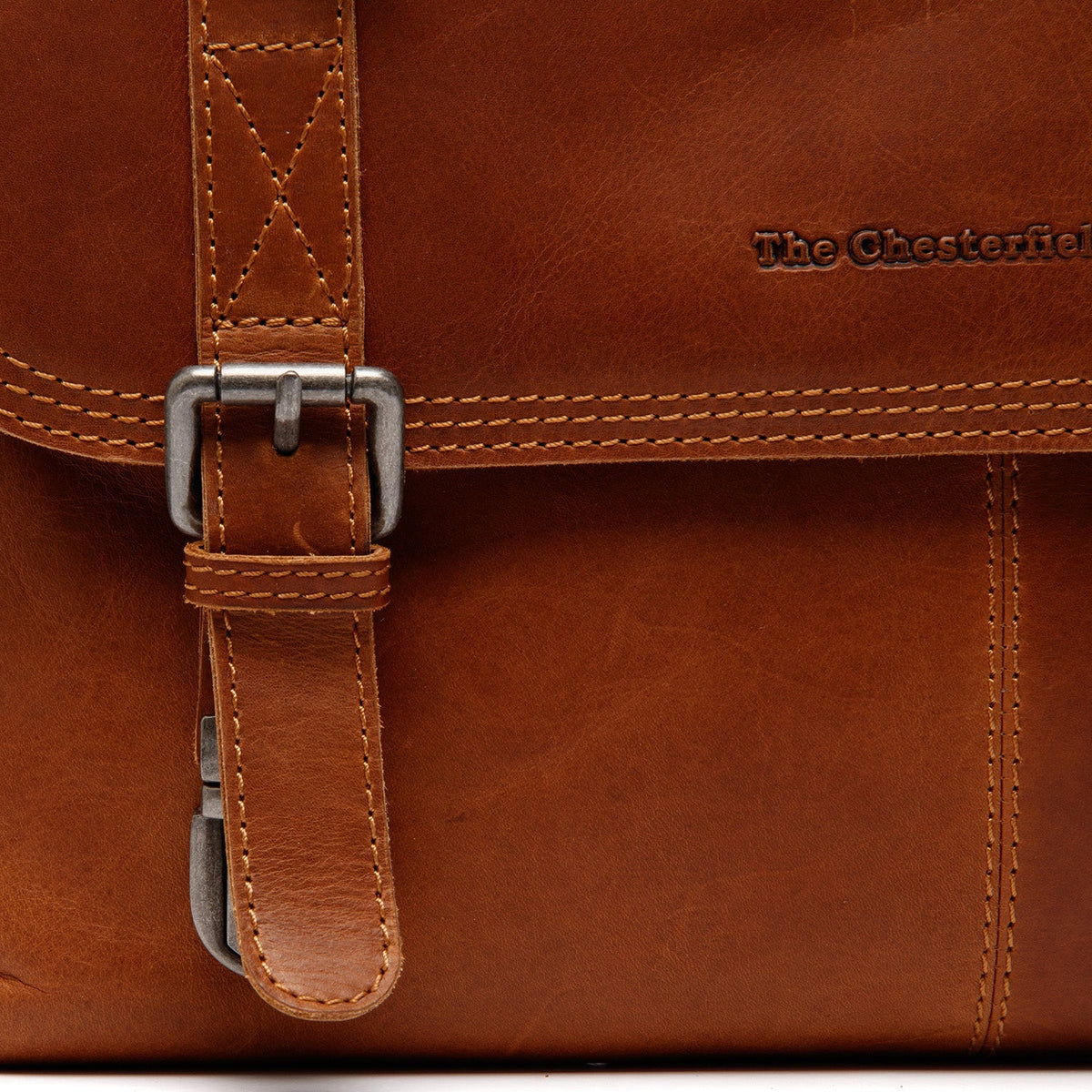 
Solid Antique Brass Hardware & Heavy-Duty Dual Zipper Detail on Veneto Кожаная сумка для ноутбука
