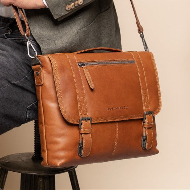 
Classic 100% Full-Grain leather Briefcase - Вид сзади с усиленными кожаными ремнями и прострочкой
