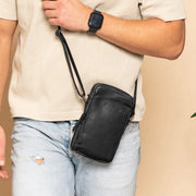 
Hamilton Цельнозерновая кожа Phone Bag - Вид сзади, подчеркивающий посадку по плечам и ровный край