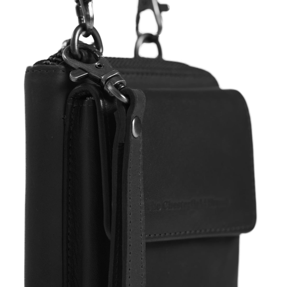 
Крупный план деталей of Classic Collar & Heavy-Duty Zipper Hardware on Malaga Цельнозерновая кожа Phone Bag