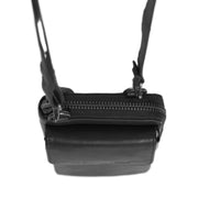 
Как выглядит на человеке:  Malaga Цельнозерновая кожа Phone Bag на модели — естественные складки при дневном свете