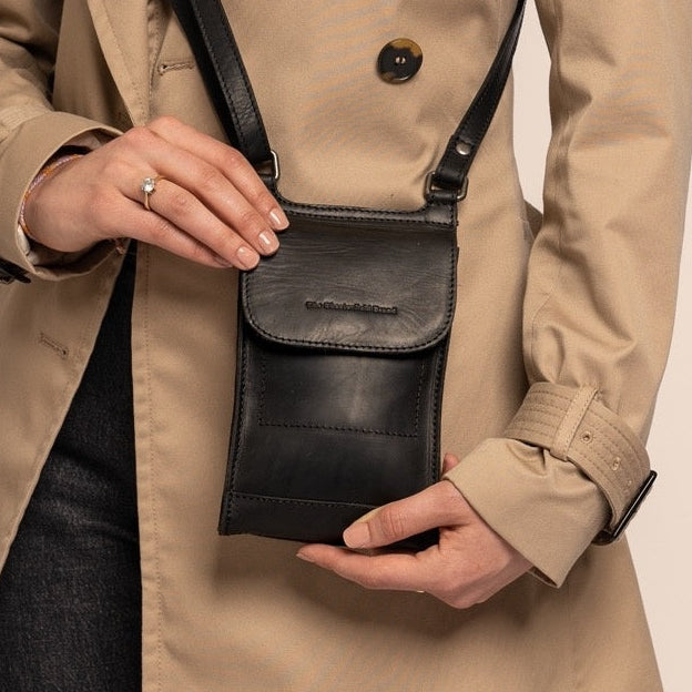 Nebra Full-Grain Leather Phone Bag женская