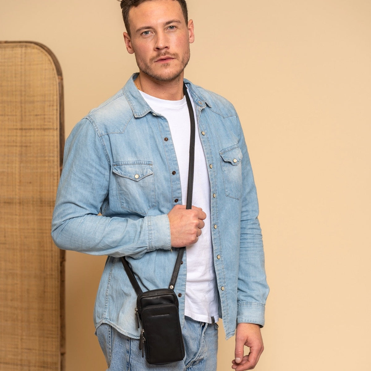 Valdes Full-Grain Leather Phone Bag - Вид сбоку, демонстрирующий эргономичный крой рукава