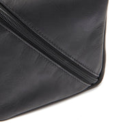 
Крупный план деталей of Classic Collar & Heavy-Duty Zipper Hardware on Trevia Кожаный несессер