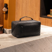 
Classic 100% Full-Grain leather Goods - Вид сзади, подчеркивающий посадку по плечам и ровный край