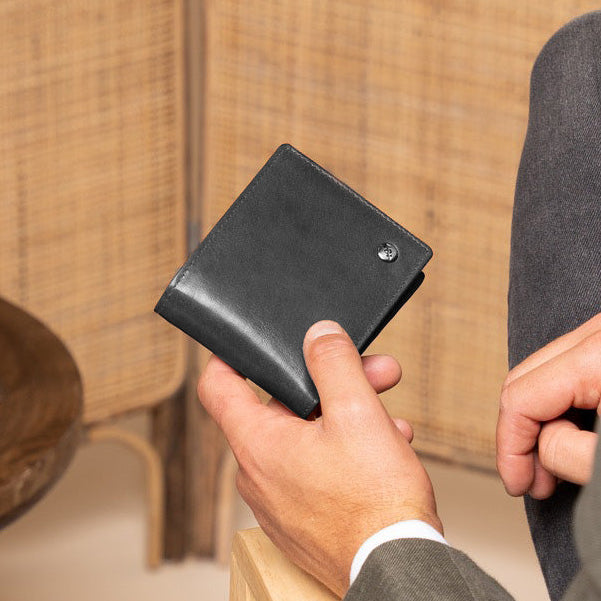 
Tan 100% Full-Grain leather Wallet - Вид сзади с усиленными кожаными ремнями и прострочкой