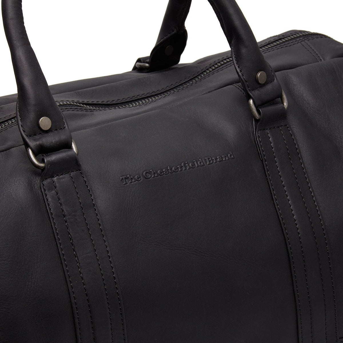 
Solid Antique Brass Hardware & Heavy-Duty Dual Zipper Detail on Melbourne Кожаная дорожная сумка