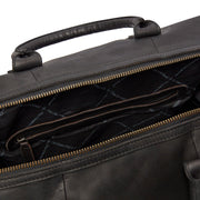 
Solid Antique Brass Hardware & Heavy-Duty Dual Zipper Detail on Portsmouth Кожаная дорожная сумка