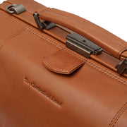 
Classic 100% Full-Grain Leather Duffle Bag - Вид сзади с усиленными кожаными ремнями и прострочкой