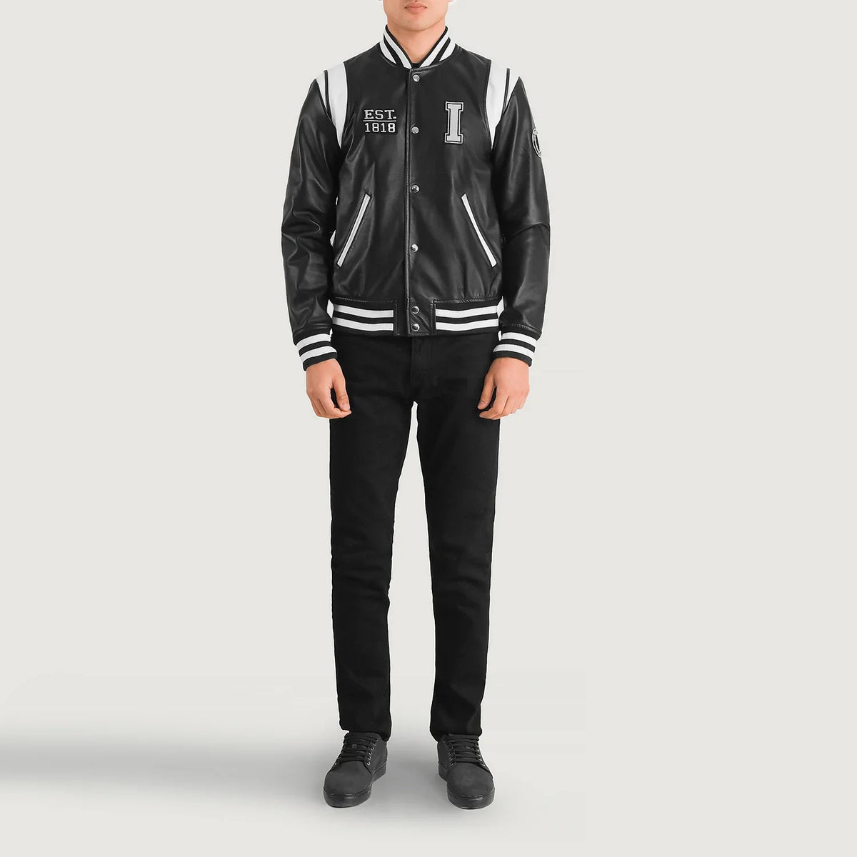 
Liberte Illinois Черный Leather Varsity Кожаная куртка для Мужчин - Вид сбоку, демонстрирующий эргономичный крой рукава