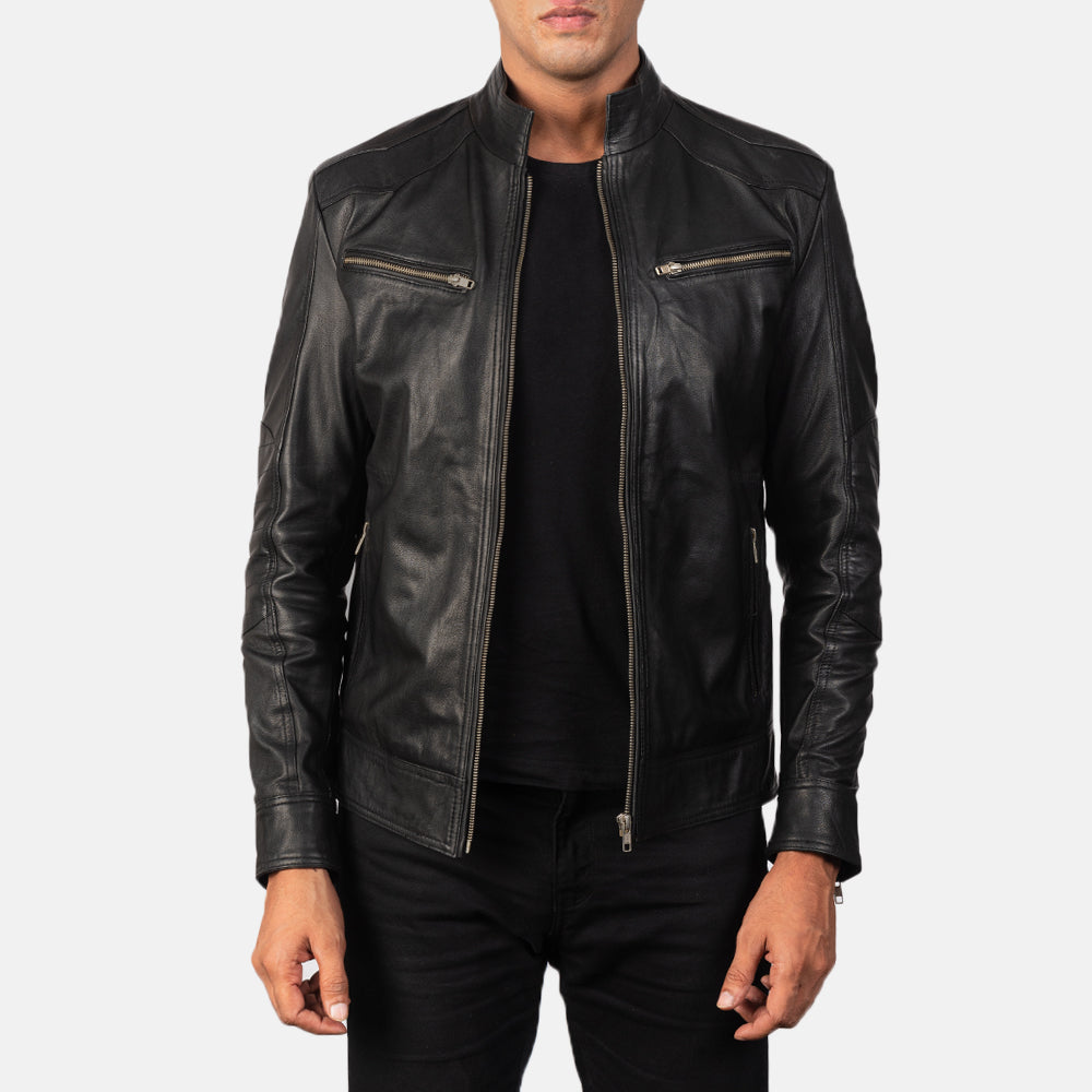 
Mack Черный Кожаная куртка-косуха для Мужчин in Black Goatskin Leather - Вид спереди и приталенный силуэт | Купить в официальном онлайн-магазине