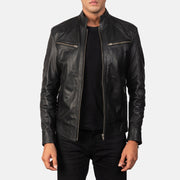 
Mack Черный Кожаная куртка-косуха для Мужчин in Black Goatskin Leather - Вид спереди и приталенный силуэт | Купить в официальном онлайн-магазине