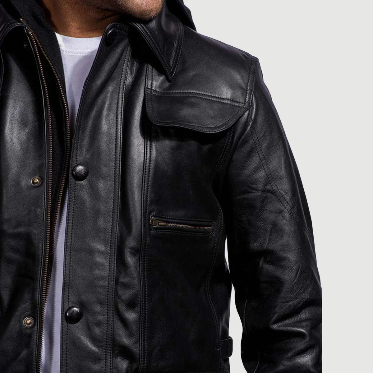 
Moulder Hooded Черный Кожаная куртка для Мужчин - Вид сбоку, демонстрирующий эргономичный крой рукава