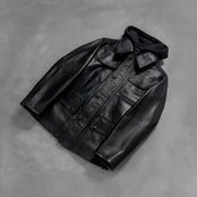 
Как выглядит на человеке:  Moulder Hooded Черный Кожаная куртка для Мужчин на модели — естественные складки при дневном свете