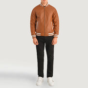 
Pascal Рыжий Коричневый Leather Varsity Кожаная куртка для Мужчин - Вид сбоку, демонстрирующий эргономичный крой рукава