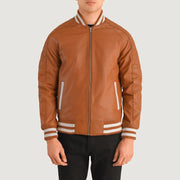 
Крупный план деталей of Varsity collar & Zipper Hardware on Pascal Рыжий Коричневый Leather Varsity Кожаная куртка для Мужчин