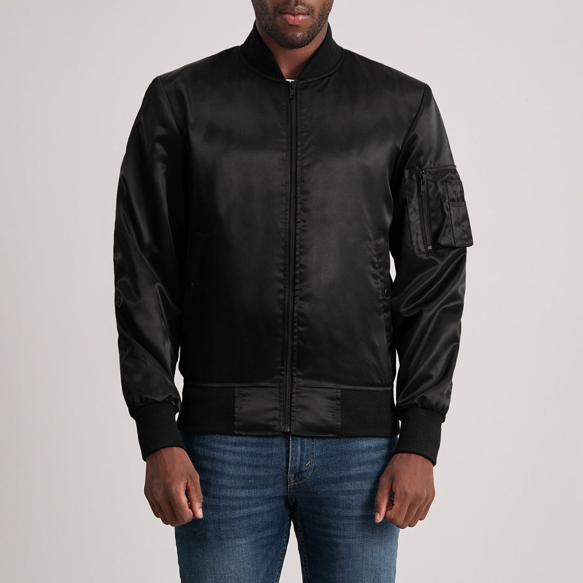 
Quinton MA-1 Черный Кожаный бомбер для Мужчин in Black Satin - Вид спереди и приталенный силуэт | Купить в официальном онлайн-магазине