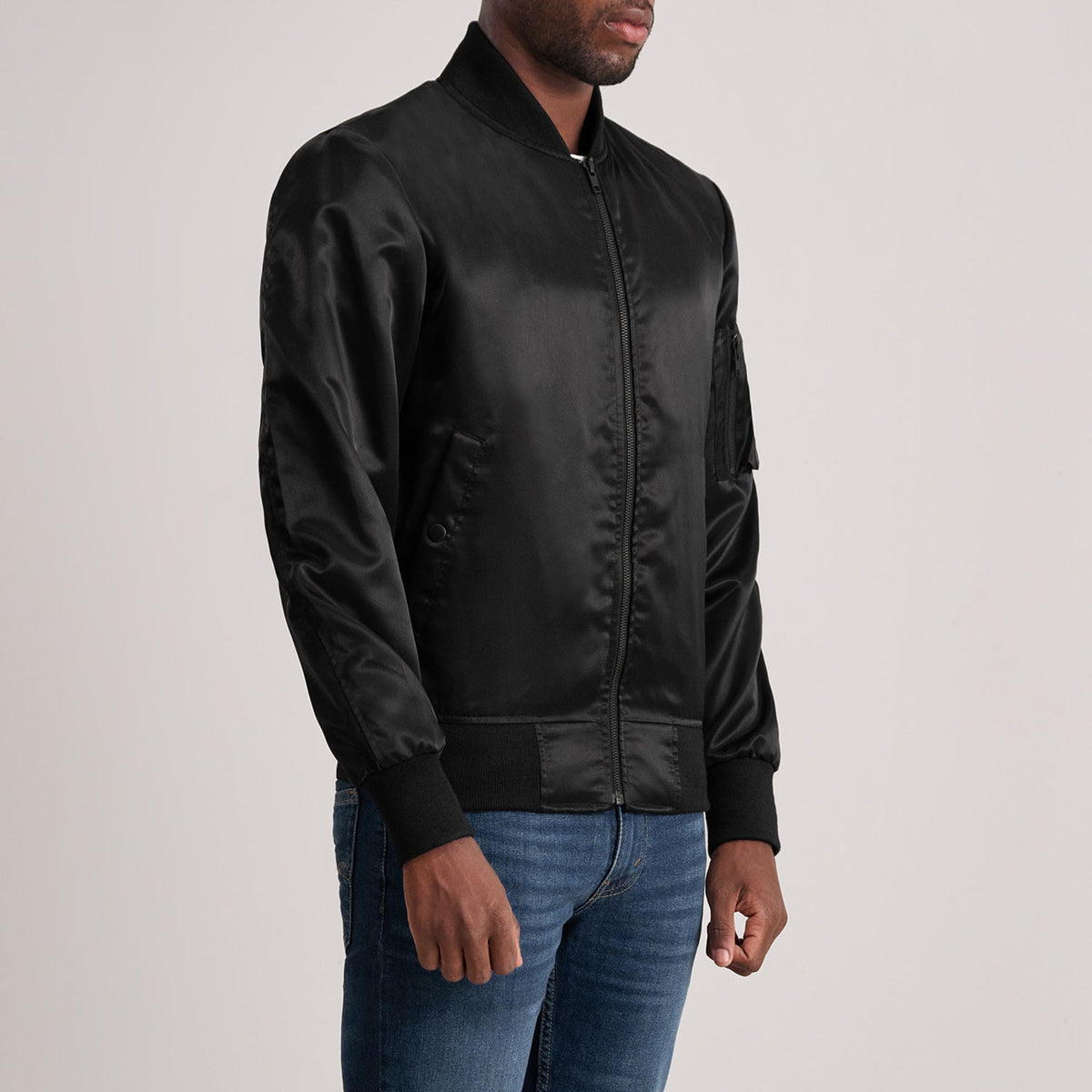 
Black Satin Bomber Jacket - Вид сзади, подчеркивающий посадку по плечам и ровный край