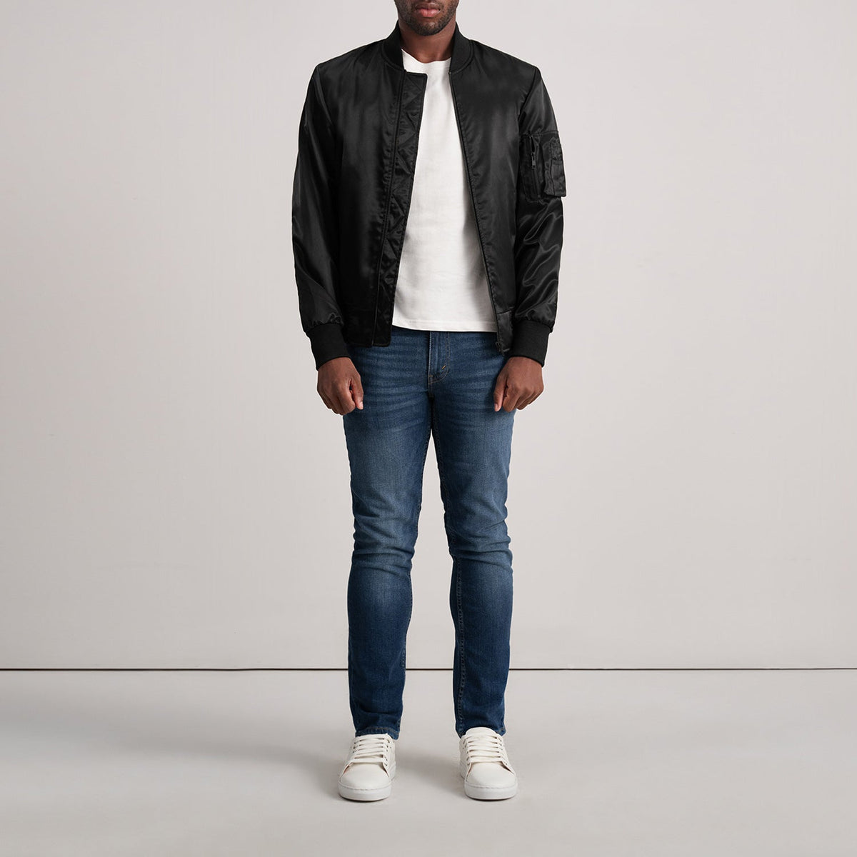 
Крупный план деталей of Varsity & Zipper Hardware on Quinton MA-1 Черный Кожаный бомбер для Мужчин