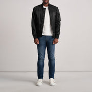
Крупный план деталей of Varsity & Zipper Hardware on Quinton MA-1 Черный Кожаный бомбер для Мужчин