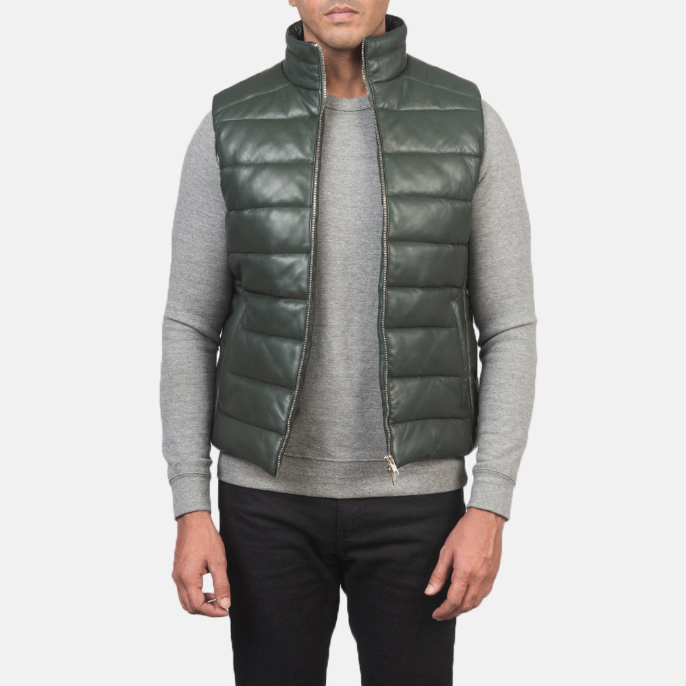 
Reeves Оливковый Leather Утепленный жилет для Мужчин in Green Sheepskin Leather - Вид спереди и приталенный силуэт | Купить в официальном онлайн-магазине