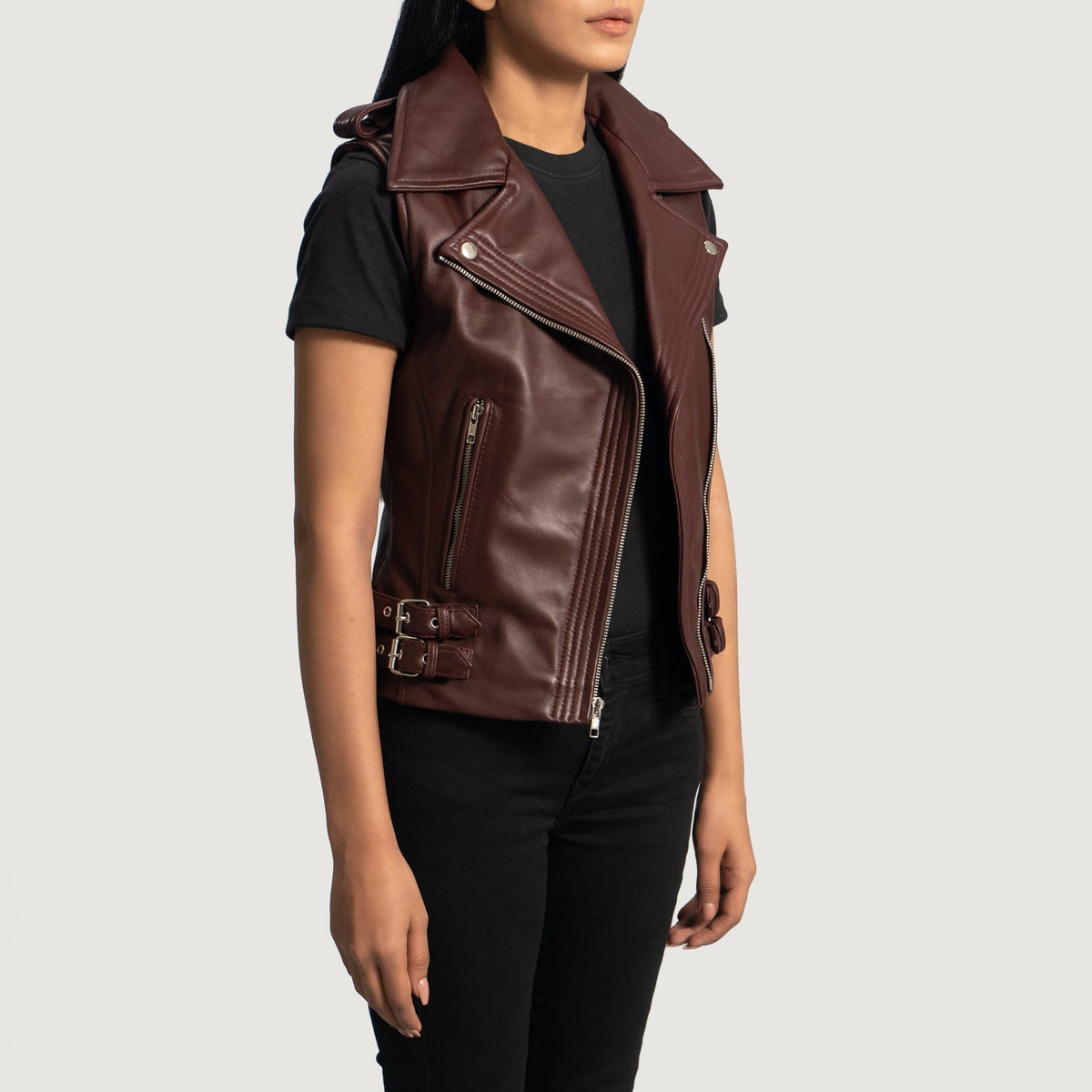 
Rhonda Бордовый Leather Biker Vest для Женщин - Вид сбоку, демонстрирующий эргономичный крой рукава